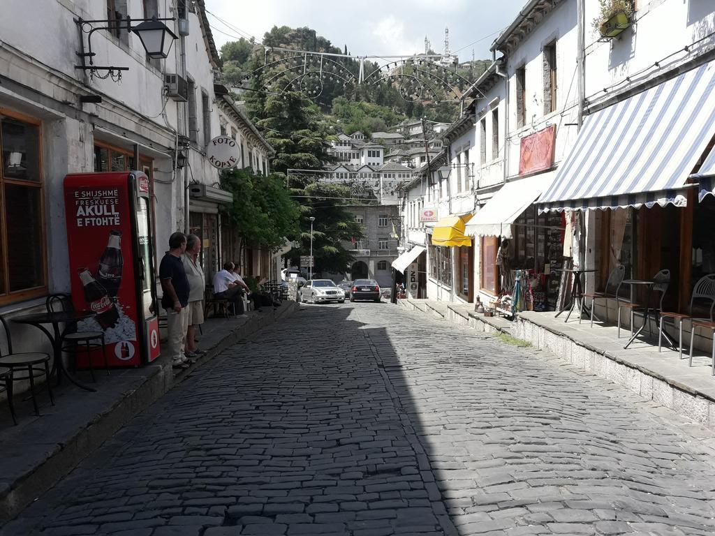 Tina'S Apartment Gjirokastër Eksteriør billede